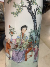 Une paire de porte-chapeaux en porcelaine de Chine famille rose, marque 'Lin zhi cheng xiang, R&eacute;publique